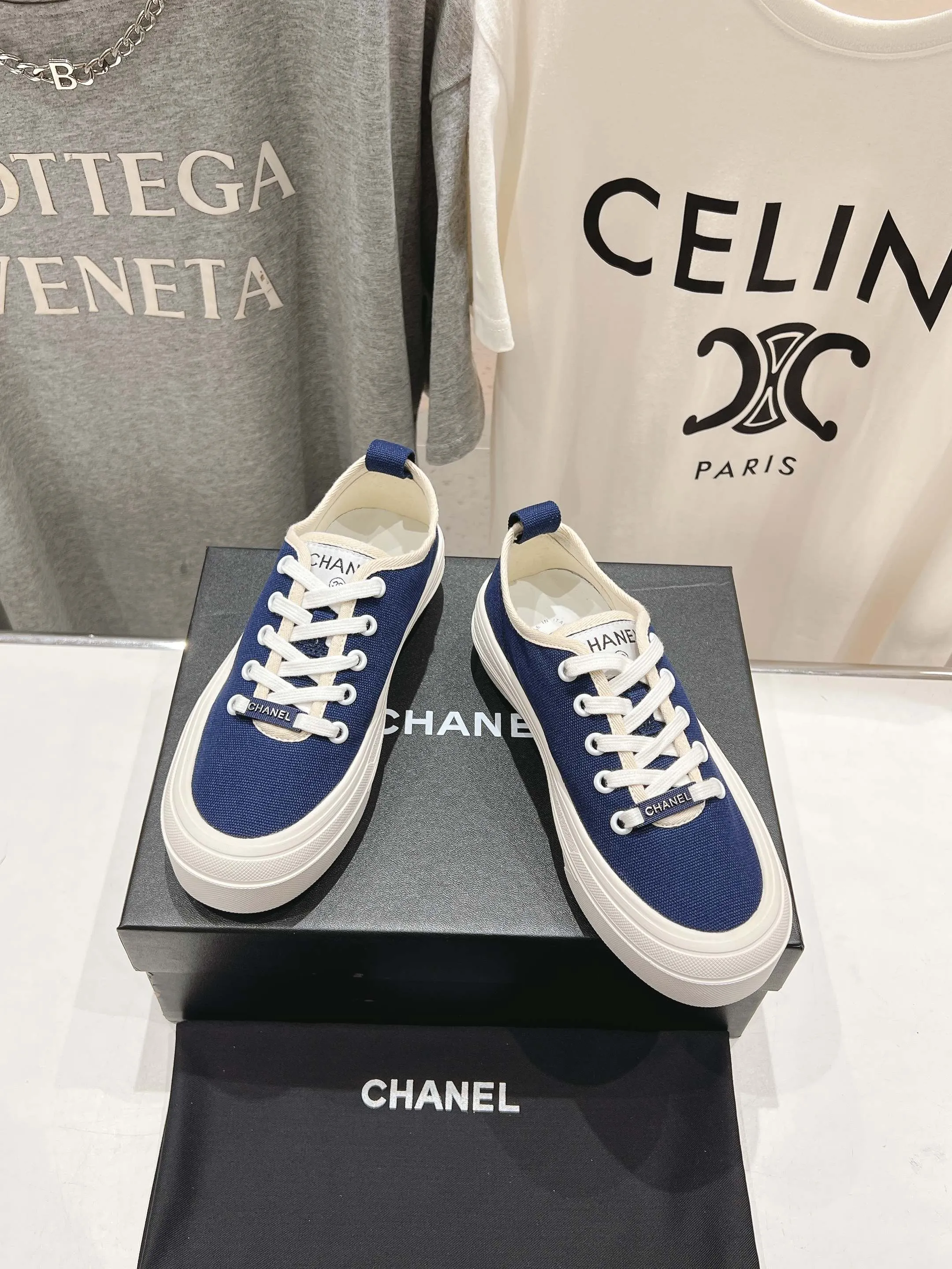 👟👟Ex-factory price 400👟👟 Chanel* Xiaoxiang 2025ss latest casual shoes, the currently super popular biscuit shoes. Internet celebrity Xiaohongshu is crazy about hot recommendations. The silly and cute style has a retro flavor! The shape is special and very recognizable. It makes your legs slimmer and longer. It is absolutely powerful. It is also very comfortable to wear. It has good looks. It is comfortable and increases your height. I must recommend it to everyone. The main feature of this year's series is minimalist style. ✔Fabric: original customized canvas. ✔Feet: water-dyed cowhide, comfortable on the feet. ✔Outsole: open-molded high-elastic rubber platform sole. ✔Number: 35-39.